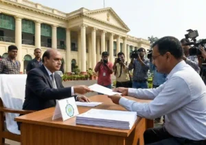 বাংলায় ভোটার হওয়ার আবেদন জমা দিচ্ছেন পশ্চিমবঙ্গের রাজ্যপাল সি. ভি. আনন্দ বোস